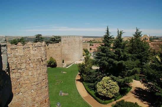 Ángulo elevado del jardín de San Vicente con la muralla y la basílica al fondo