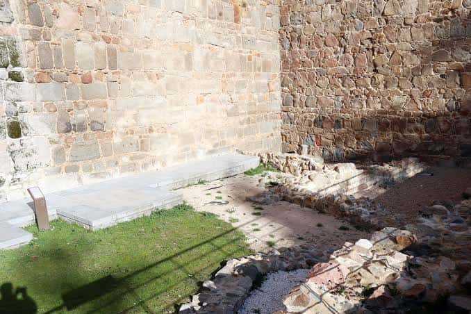 Detalle arquitectónico de las ruinas y muros de piedra en el jardín de San Vicente