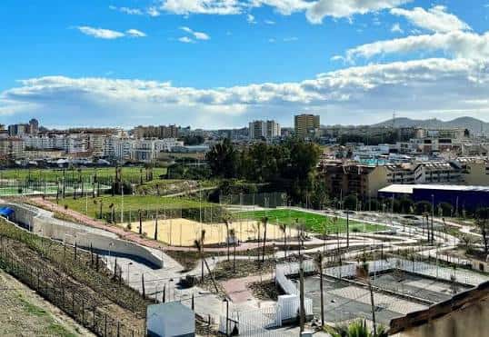 Vista panorámica del Gran Parque de La Loma mostrando sus zonas deportivas y ajardinadas