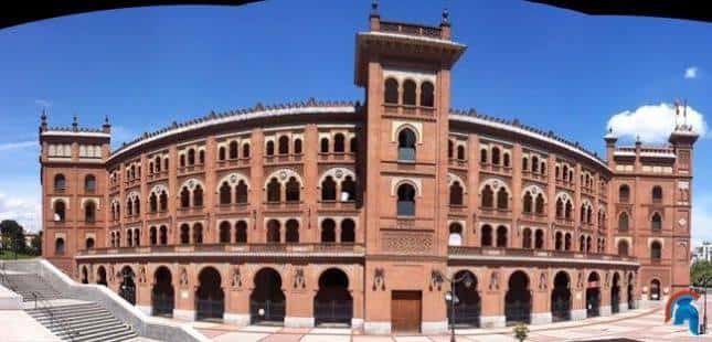 Vista panorámica exterior de la Plaza de Toros de Las Ventas bajo un cielo azul