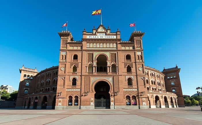 Fachada principal de la Plaza de Toros Monumental de Las Ventas con banderas