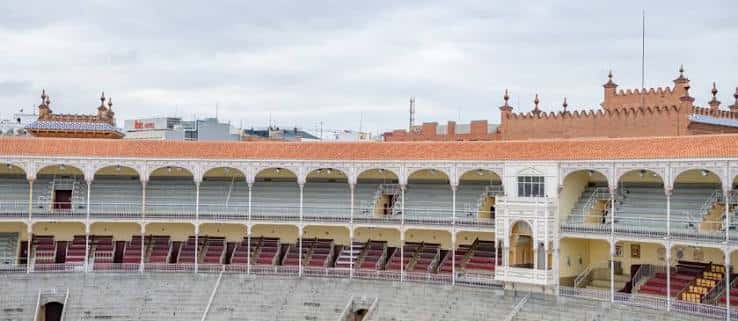 Vista del interior de las gradas vacías de la plaza de toros