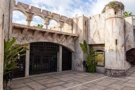 Entrada principal del centro cultural con arquitectura tradicional canaria y patio interior