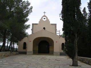 Vista frontal de la Ermita de Sant Josep de la Muntanya con su fachada blanca y campanario