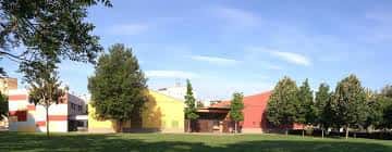 Vista exterior del edificio del Servei Municipal d'Ocupació con fachadas de colores y entorno ajardinado
