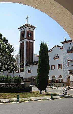 Iglesia con torre en la plaza, entorno histórico para eventos culturales