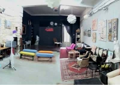 Interior del espacio El Taller Tumbao con decoración artística y zona de estar