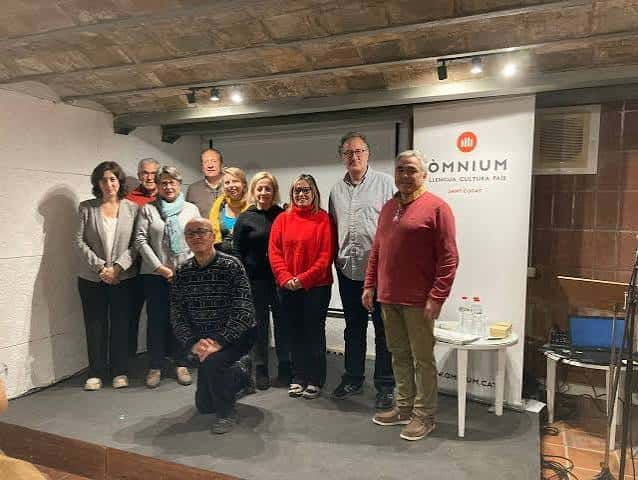Grupo de personas posando en un evento de Òmnium Cultural Sant Cugat