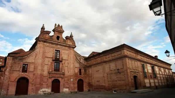Fachada de la Plaza de San Agustín en Talavera de la Reina, con arquitectura barroca y cielo nublado