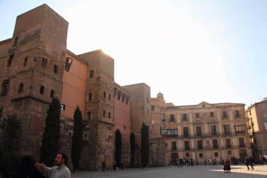 Plaza Nova en Barcelona con la Torre de les Aigües y la Torre de la Corona, iluminada por el sol de la tarde