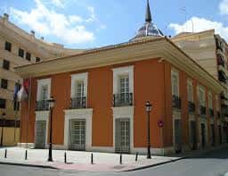 Fachada principal de la Plaza del Periodista Antonio Andújar con edificio de estilo clásico y cúpula central
