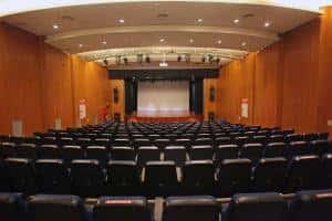 Vista general del interior del auditorio con butacas y escenario