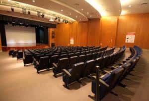 Interior del auditorio Cas Serres con butacas y escenario