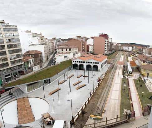 Vista diurna del espacio exterior de Espacio Vías con edificaciones y vías ferroviarias