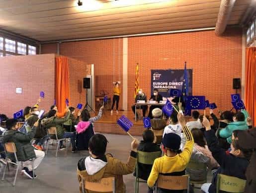 Acto escolar en el salón de actos con niños participando