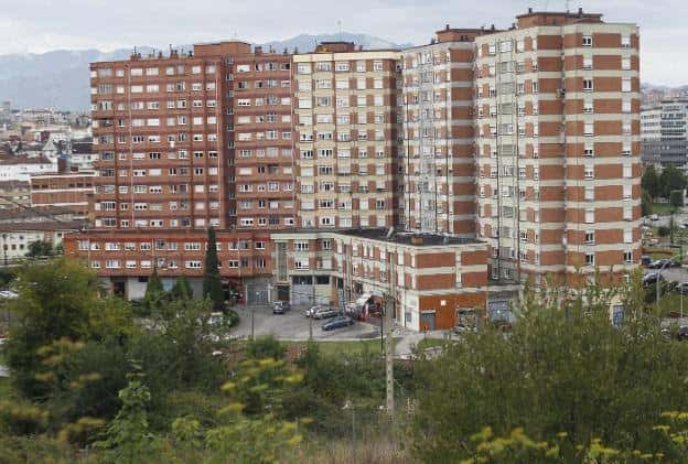 Panorámica de los bloques de viviendas del barrio de Pando con fondo montañoso