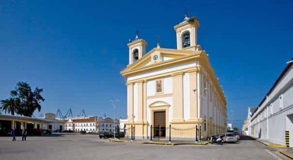 Iglesia de la Virgen de la O dentro del recinto del Arsenal, destacando su fachada amarilla y campanarios