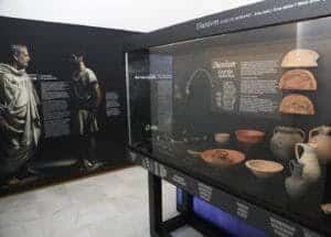 Interior del museo con estatuas y piezas arqueológicas en exhibición