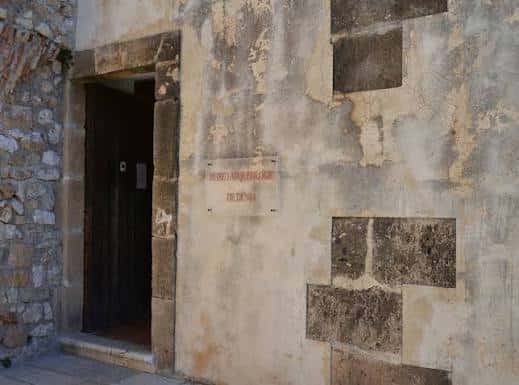 Entrada principal del Museo Arqueológico de Dénia con placa identificativa