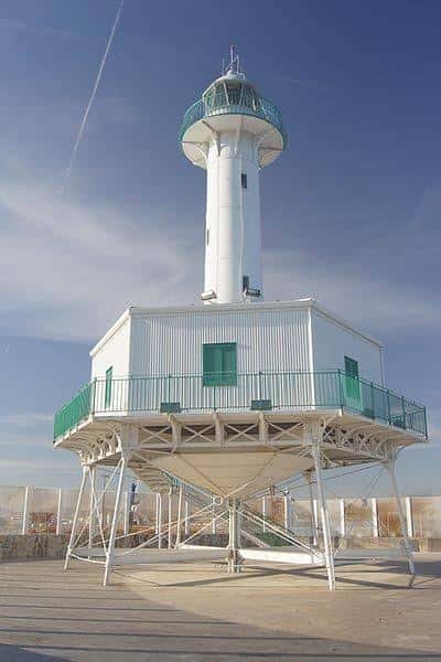 Vista frontal del Faro de la Banya con su estructura metálica y base blanca
