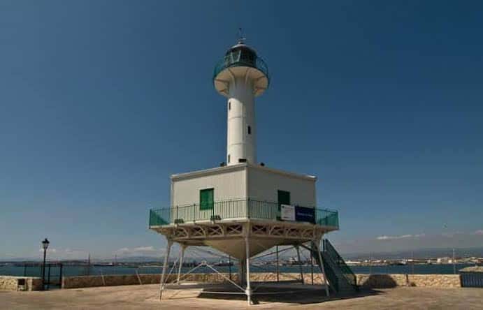 Faro de la Banya en el puerto de Tarragona con vista al mar y cielo despejado