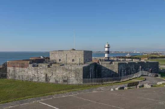 Vista exterior del Castillo de Southsea desde el este con el faro al fondo