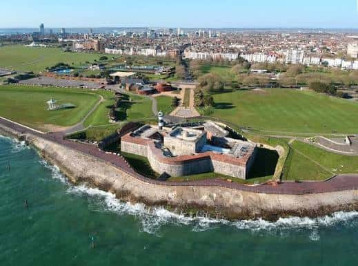 Vista aérea del Castillo de Southsea y su entorno costero