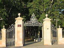 Entrada principal del Parque dels Camps Elisis con portón de hierro forjado y columnas de piedra