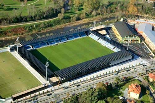 Vista aérea del Estadio El Malecón con campo de fútbol y gradas azules