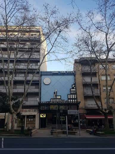 Fachada exterior del Cines Van Dyck con su distintivo diseño azul y logotipo