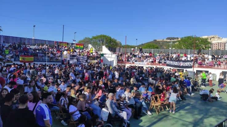 Vista general del Auditorio de La Marina lleno de gente durante un evento al aire libre