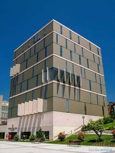 Arquitectura contemporánea de la biblioteca desde ángulo bajo con cielo azul