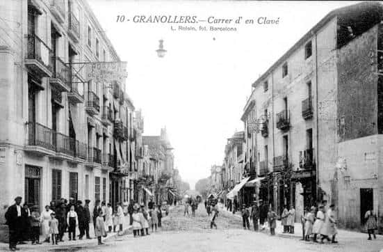 Escena antigua del Carrer d'Anselm Clavé con gente caminando y arquitectura clásica
