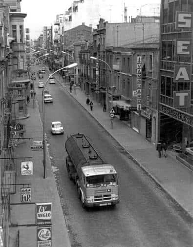 Carrer d'Anselm Clavé con tráfico de mediados del siglo XX y comercios locales