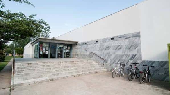 Vista exterior del Casal Mira-sol con escaleras de acceso y bicicletas aparcadas
