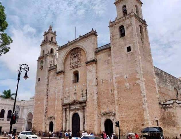 Fachada principal de la catedral durante el día
