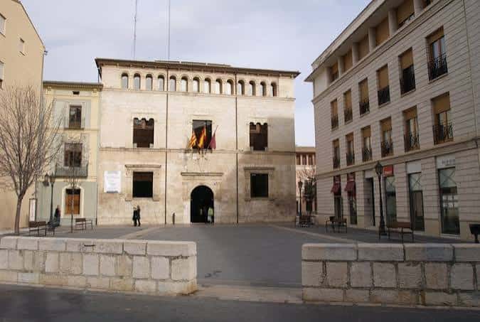 Vista general del edificio consistorial en la plaza, mostrando su entorno urbano