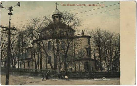 Vista histórica antigua de la Iglesia Redonda de Halifax, con su estructura circular y entorno arbolado