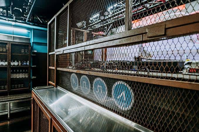 Interior del Club de Moog con barra de metal y paneles de malla metálica decorativos