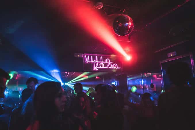 Pista de baile del Club de Moog con luces de neón rojas y azules y un disco de baile