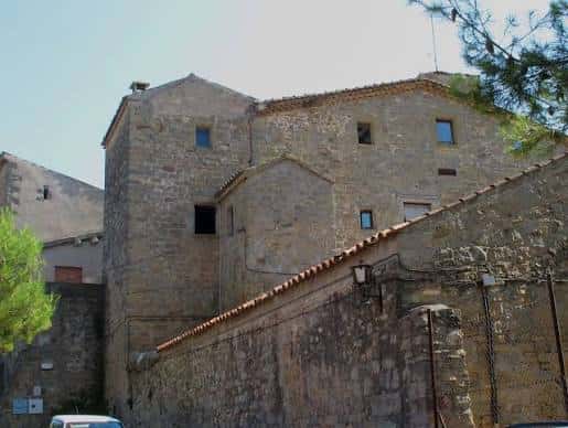 Fachada lateral de piedra de la Casa de la Culla en Manresa