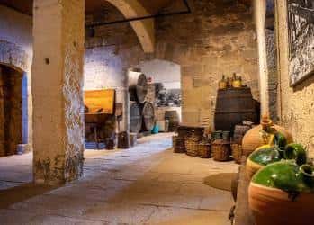 Interior histórico de la Casa de la Culla con bóvedas y elementos decorativos tradicionales