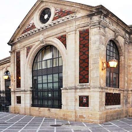 Fachada principal del Mercado Central de Abastos con detalles arquitectónicos en piedra y ladrillo