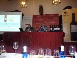 Mesa de ponentes durante un evento en la bodega