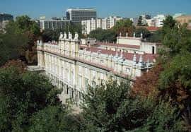 Vista aérea del Palacio de Liria rodeado de jardines y árboles