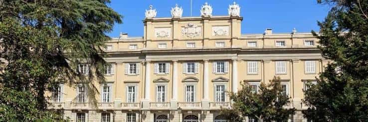 Fachada frontal del Palacio de Liria con columnas y esculturas