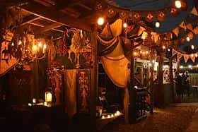 Interior del Tiny Minotaur con decoración de fantasía y luces cálidas