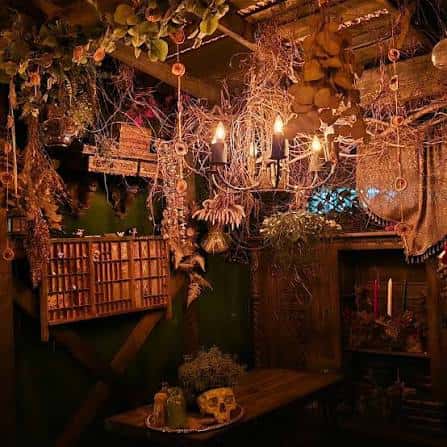 Detalle de la decoración interior con elementos de fantasía y velas