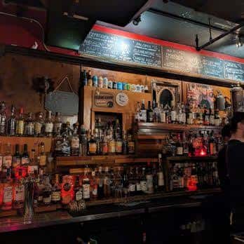 Barra del Firehouse Lounge con variedad de bebidas
