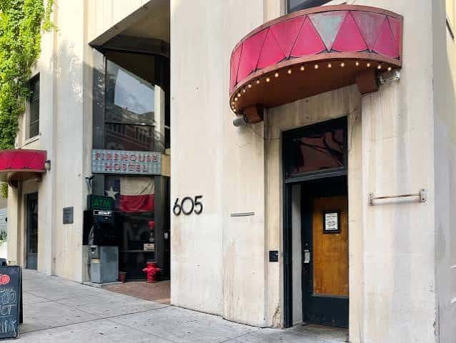 Fachada exterior del Firehouse Lounge en Austin
